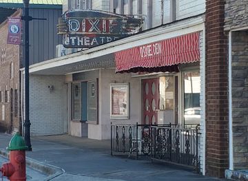 alabama/dismals-canyon/bar/dixie-den