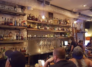 canada/toronto/entertainment-district/bar/bar-hop