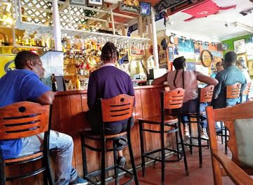 barbados/mullins-beach/bar/chris-place-bar-variety