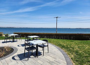 rhode-island/beavertail-state-park/bar/jb-s-on-the-water