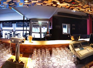 norway/vestfold/bar/black-white