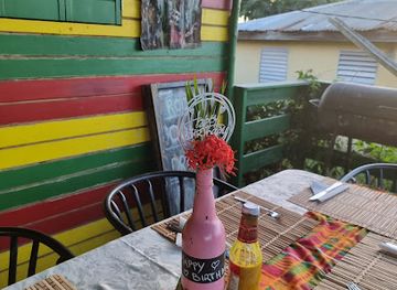 saint-lucia/morne-fortune/bar/roots-2