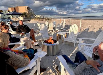 maine/southern-maine-coast/bar/water-s-edge-beachfront-tiki-bar