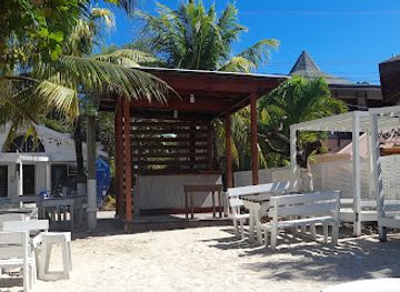 honduras/bay-islands/bar/sunset-sport-bar
