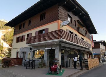 italy/madonna-di-campiglio/bar/shane-at-bar-maturi