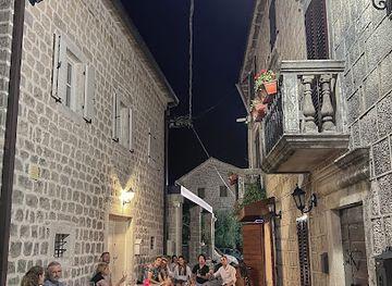 montenegro/perast/bar/red-white-wine-bar