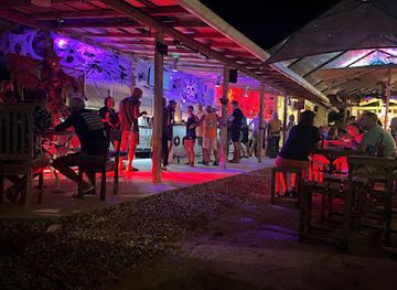 belize/belize-barrier-reef/bar/play-bar