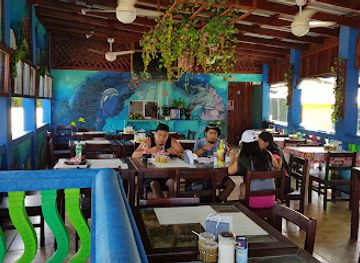 honduras/bay-islands/bar/booty-bar