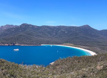 australia/freycinet-national-park/bar/wineglass-bay-lookout