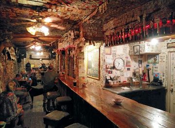 california/central-coast/bar/hideout-saloon