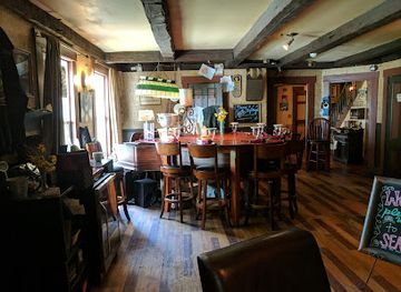 new-hampshire/lake-winnipesaukee/bar/tavern-27