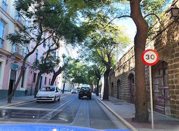 spain/cadiz/old-town/bar/pub-la-bateria