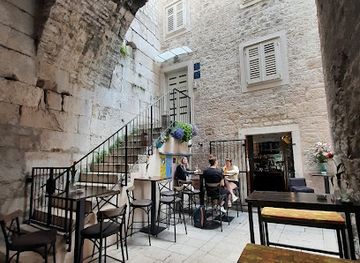 croatia/split/old-town/bar/rodrigo