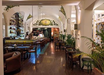 cambodia/phnom-penh/daun-penh/bar/elephant-bar