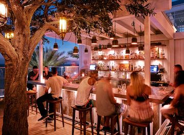 california/huntington-beach/huntington-beach-pier/bar/the-bungalow-huntington-beach