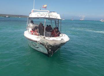 ecuador/galapagos-islands/bar/booths-and-cyber