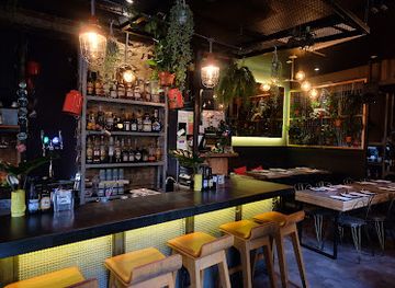 singapore/kampong-glam/bar/symmetry