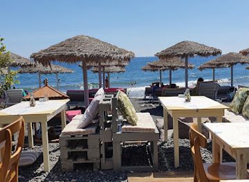 greece/santorini/kamari/bar/kamara-beach-bar