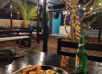 ecuador/galapagos-islands/bar/darwin-s-lounge