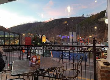 tennessee/great-smoky-mountains-national-park/bar/crawdaddy-s-restaurant-oyster-bar