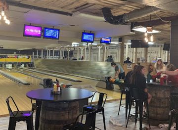michigan/tawas-point-state-park/bar/tawas-axe-n-lanes-rooftop-bar