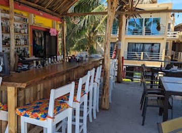 belize/caye-caulker/bar/saltys
