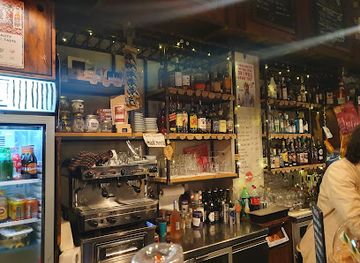 Hole in the Wall Bar & Cafe