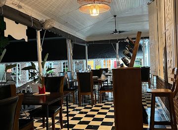 jamaica/kingston/bar/mahogony-tree-bar