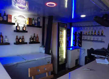 blanco y negro disco bar