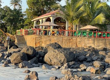 sierra-leone/york-island/bar/black-sand-golden-paradise-beach-bar-and-restaurant-king-street-york-village-peninsula