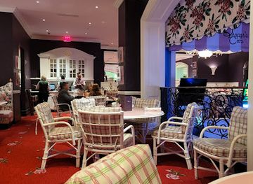 west-virginia/greenbrier-river-trail/bar/draper-s-restaurant-at-the-greenbrier