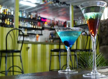 dominica/roseau/bar/old-stone-grill-and-bar