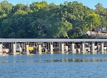 oklahoma/cherokee-landing-state-park/bar/sixshooter-marina-cabins