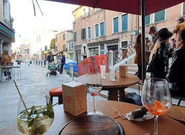 italy/venice/dorsoduro/bar/corner-pub
