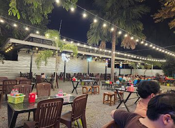 cambodia/battambang/sangkat-svay-por/bar/meeting-night