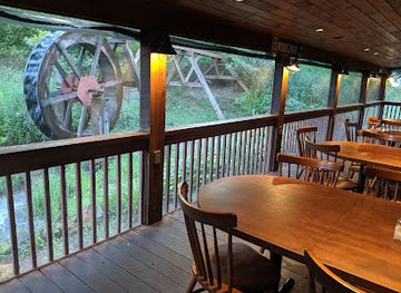 north-carolina/grandfather-mountain/bar/the-pedalin-pig