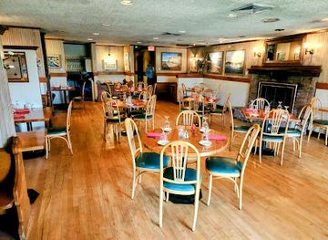 connecticut/hammonasset-beach-state-park/bar/friends-company-restaurant