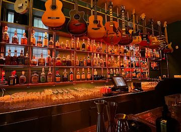 croatia/split/bar/string-s-bar