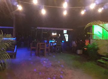 honduras/bay-islands/bar/franks-beach-bar