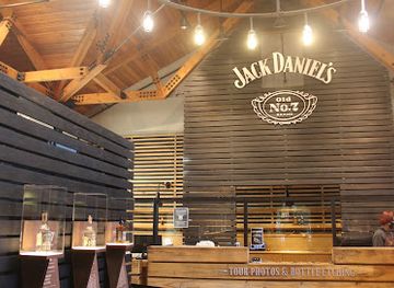 tennessee/jack-daniel-s-distillery/bar/jack-daniel-s-distillery-visitor-center