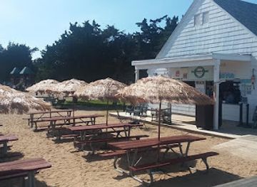 connecticut/hammonasset-beach-state-park/bar/m-j-beach-grille-and-seafood