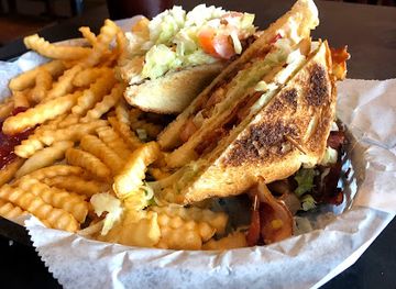 iowa/gitchie-manitou-state-preserve/bar/mckeens-pub-grill