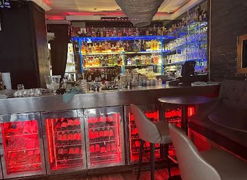 france/cannes/le-suquet/bar/charlys-wine-bar-cannes-kate-charly