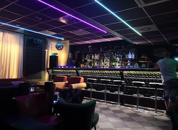 hungary/vac/bar/bank-presszo