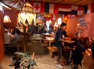 chile/valle-de-la-luna/bar/redstons-food-cocktails-pizzas-italianas