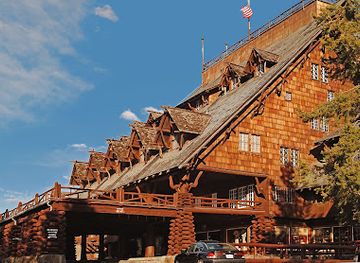 wyoming/yellowstone-national-park/bar/old-faithful-inn