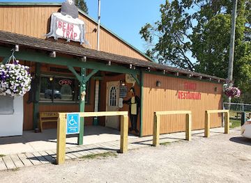 michigan/tahquamenon-falls-state-park/bar/bear-trap-inn