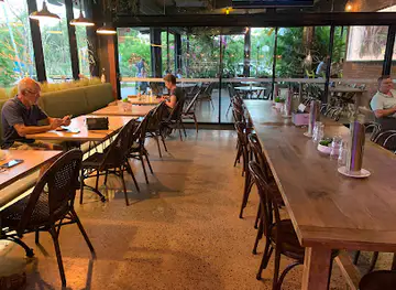 Lil'Ripper Cafe, Bar & Bistro