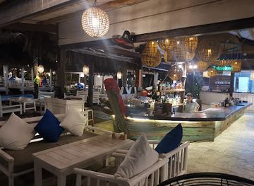 vietnam/south-central-coast/bar/shore-club-an-bang-beach