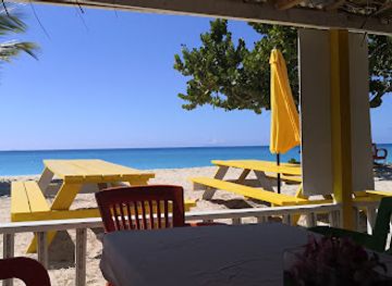 antigua-and-barbuda/darkwood-beach/bar/fryes-tiki-beach-bar
